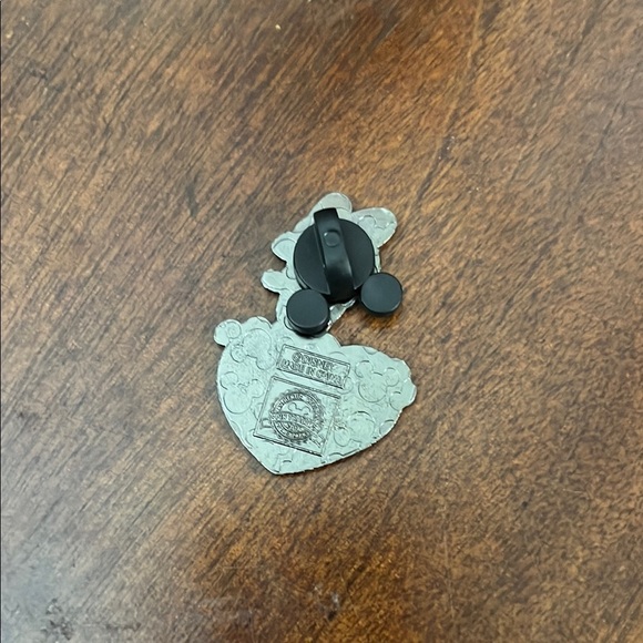 Daisy Duck Pink Heart Pin - Picture 2 of 2